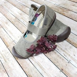 Keen sienna tan canvas flats